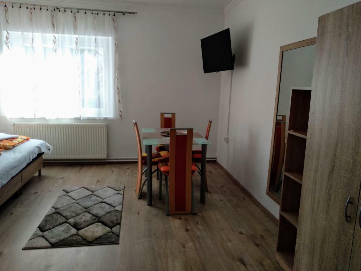 Fuege Vendeghaz Hotel Miskolc Buitenkant foto